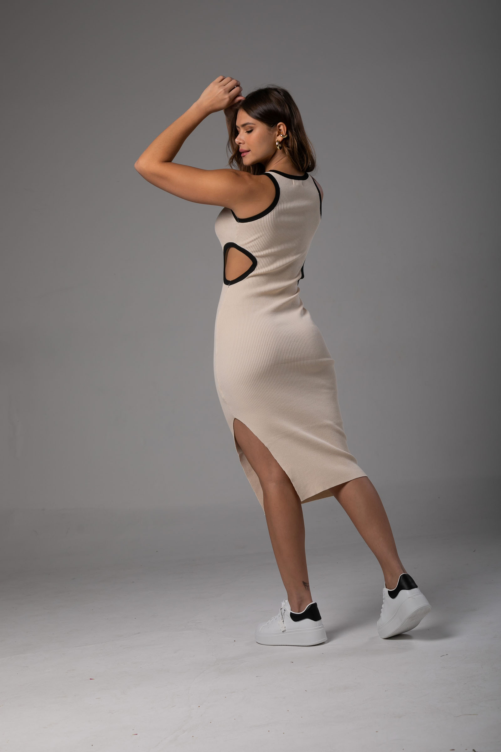 VESTIDO HILO ESCOTE ABDOMEN LATERAL BORDES NEGROS - Imagen 5