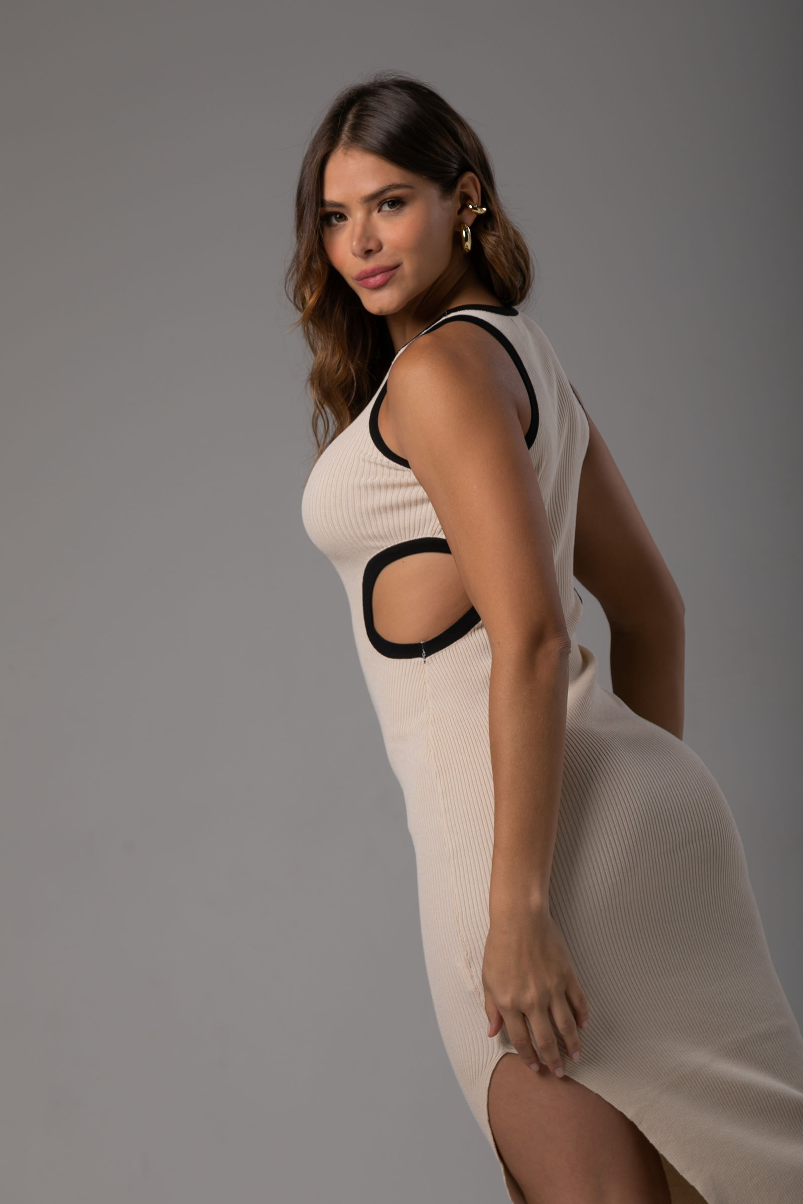 VESTIDO HILO ESCOTE ABDOMEN LATERAL BORDES NEGROS - Imagen 2